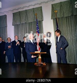 Giuramento in cerimonia, John McCone, Direttore della Central Intelligence Agency (CIA), 11:30. Il presidente John F. Kennedy partecipa alla cerimonia di giuramento di John McCone come direttore della Central Intelligence Agency. (L-R) Segretario del Tesoro C. Douglas Dillon; Presidente dei Capi congiunti del personale Generale Lyman Lemnitzer; Segretario di Stato Dean Rusk; Senatore Henry M. u201cScoopu201d Jackson (Washington); Sig. McCone; Presidente della Corte Suprema degli Stati Uniti Earl Warren; Presidente Kennedy. Sala armadio, Casa Bianca, Washington, D.C. Foto Stock