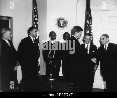 Presentazione del Parvin Award [Dag Hammarskju00f6ld Memorial], 16:15. Il presidente John F. Kennedy stringe le mani con un uomo non identificato alla cerimonia di premiazione della Fondazione Albert Parvin che segna l'istituzione della cattedra di governo e di diritto Dag Hammarskju00f6ld alla Scuola Nazionale di diritto di Leopoldville (Repubblica Democratica del Congo). William O. Douglas, il capo della giustizia associato della Corte Suprema degli Stati Uniti, si trova all'estrema sinistra; il Dott. Jaime Benu00edtez, direttore della Fondazione Parvin, è secondo dalla destra. Anche elencato nel programma del Presidente 0027s come presente t Foto Stock