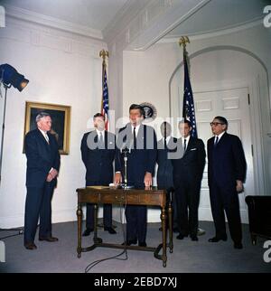 Presentazione del Parvin Award [Dag Hammarskju00f6ld Memorial], 16:15. Il presidente John F. Kennedy (in piedi ai microfoni) commenta la cerimonia di premiazione della Fondazione Albert Parvin in occasione della fondazione Dag Hammarskju00f6ld Presidente del Governo e del diritto presso la Scuola Nazionale di diritto di Leopoldville (Repubblica Democratica del Congo). William O. Douglas, il capo della giustizia associato della Corte Suprema degli Stati Uniti, si trova all'estrema sinistra; il Dott. Jaime Benu00edtez, direttore della Fondazione Parvin, è secondo dalla destra. Alla cerimonia partecipano anche Albert Parvin, fou Foto Stock