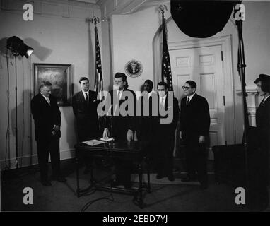 Presentazione del Parvin Award [Dag Hammarskju00f6ld Memorial], 16:15. Il presidente John F. Kennedy (in piedi ai microfoni) commenta la cerimonia di premiazione della Fondazione Albert Parvin in occasione della fondazione Dag Hammarskju00f6ld Presidente del Governo e del diritto presso la Scuola Nazionale di diritto di Leopoldville (Repubblica Democratica del Congo). William O. Douglas, il capo della giustizia associato della Corte Suprema degli Stati Uniti, si trova all'estrema sinistra; il Dott. Jaime Benu00edtez, direttore della Fondazione Parvin, è secondo dalla destra. Anche elencato nel programma del Presidentu0027s come a. Foto Stock