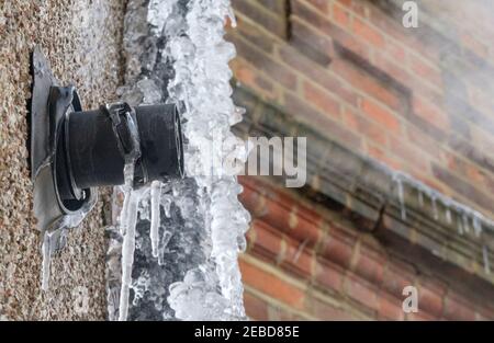 Caldaia a riscaldamento centralizzato che emette vapore durante la giornata invernale di congelamento, Regno Unito. Foto Stock