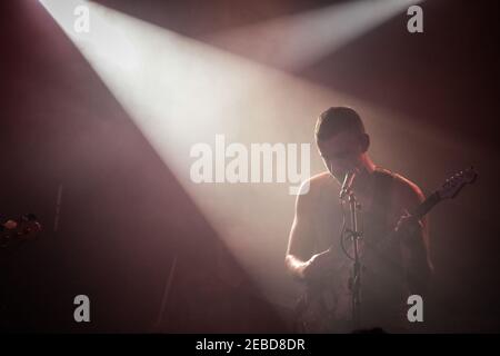 Joseph D'Agostino della band indie di New York Cymbals Eat Guitars Vivi sul palco al Garage nel nord di Londra durante La prima data del loro tour europeo Foto Stock