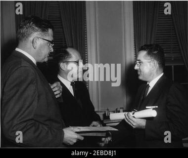 Cerimonia di giuramento, Bernard Boutin come Amministratore dell'Amministrazione generale dei servizi. Cerimonia di giuramento di Bernard L. Boutin in qualità di Amministratore dell'Amministrazione generale dei servizi (GSA). (L-R) Herbert L. Miller, Assistente esecutivo della Casa Bianca; Frederick Dutton, Assistente speciale del Presidente; Bernard Boutin. Ufficio Ralph Dunganu2019s, Casa Bianca, Washington, D.C. Foto Stock