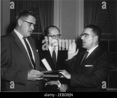 Cerimonia di giuramento, Bernard Boutin come Amministratore dell'Amministrazione generale dei servizi. Cerimonia di giuramento di Bernard L. Boutin in qualità di Amministratore dell'Amministrazione generale dei servizi (GSA). (L-R) Herbert L. Miller, Assistente esecutivo della Casa Bianca; Frederick Dutton, Assistente speciale del Presidente; Bernard Boutin. Ufficio Ralph Dunganu2019s, Casa Bianca, Washington, D.C. Foto Stock