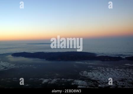 Una vista aerea dell'isola di Catalina, domenica 7 febbraio 2021, ad Avalon, Calif. Foto Stock