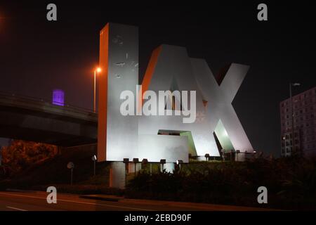 Le lettere LAX all'ingresso dell'aeroporto internazionale di Los Angeles, domenica 7 febbraio 2021, a Los Angeles. Foto Stock