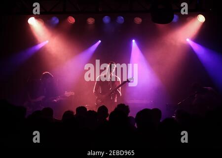 Joseph D'Agostino della band indie di New York Cymbals Eat Guitars Vivi sul palco al Garage nel nord di Londra durante La prima data del loro tour europeo Foto Stock