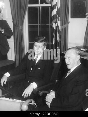 Incontro con Konrad Adenauer, Cancelliere della Germania occidentale, ore 11. Il presidente John F. Kennedy incontra Konrad Adenauer, Cancelliere della Germania occidentale. Ufficio ovale, Casa Bianca, Washington, D.C. Foto Stock