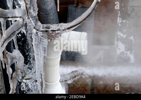 Caldaia a riscaldamento centralizzato che emette vapore durante la giornata invernale di congelamento, Regno Unito. Foto Stock