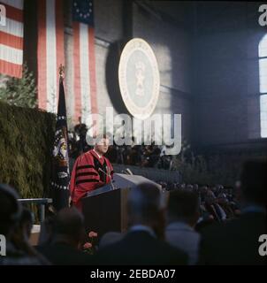 Viaggio negli Stati occidentali: Indirizzo presso l'Università di Washington, 15:10. Il presidente John F. Kennedy si rivolge all'udienza in un programma per commemorare il centenario dell'Università di Washington. Edmundson Pavilion, Università di Washington, Seattle, Washington. Foto Stock