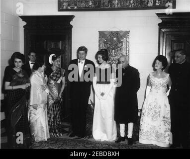 Cena in onore del presidente Kennedy data da Jawaharlal Nehru, primo ministro dell'India, alle 20:15. Cena in onore del presidente John F. Kennedy data dal primo ministro indiano Jawaharlal Nehru. (L-R) Indira Gandhi; Shobha Nehru, moglie dell'ambasciatore indiano negli Stati Uniti B.K. Nehru; donna non identificata; presidente Kennedy; First Lady Jacqueline Kennedy; primo ministro Nehru; Rose Kennedy; e ambasciatore B.K. Nehru. Ambasciata indiana, Washington, D.C. Foto Stock