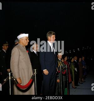 Cerimonia di arrivo per Jawaharlal Nehru, primo Ministro dell'India, 16:20. Il primo ministro indiano Jawaharlal Nehru e il presidente John F. Kennedy partecipano alle cerimonie di arrivo del primo ministro Nehru. Nella fotografia sono inoltre inclusi il Presidente dei Capi congiunti del personale Generale Lyman Lemnitzer; M.J. Desai, Segretario indiano agli Affari esteri; Aide militare al Presidente Generale Chester V. Clifton; Indira Gandhi; First Lady Jacqueline Kennedy; e Lady Bird Johnson. Andrews Air Force base, Maryland. Foto Stock