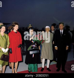 Cerimonia di arrivo per Jawaharlal Nehru, primo Ministro dell'India, 16:20. Cerimonia di arrivo per il primo Ministro dell'India Jawaharlal Nehru. (L-R) Lady Bird Johnson, First Lady Jacqueline Kennedy, Indira Gandhi, primo Ministro Nehru, Capo del Dipartimento di Stato del protocollo Angier Biddle Duke (dietro e a destra del primo Ministro Nehru), Presidente John F. Kennedy. Andrews Air Force base, Maryland. Foto Stock