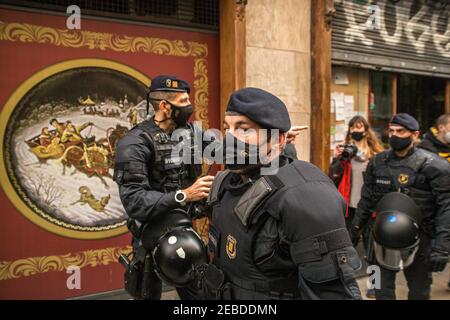 Poliziotti che impediscono ai manifestanti di avvicinarsi alla manifestazione di Jusapol. L'associazione spagnola formata da agenti del corpo di polizia nazionale e della Guardia civile, Jusapol (polizia di giustizia) Ha protestato affermando che il governo ha abbandonato la polizia in Catalogna e chiede al governo di dichiarare la Catalogna come una speciale sicurezza di zona. All'evento ha partecipato Ignacio Garriga, candidato del partito di estrema destra spagnolo Vox per la presidenza della Generalitat di Catalogna. I gruppi antifascisti contro dimostrati sono stati impediti dalla polizia di approac Foto Stock