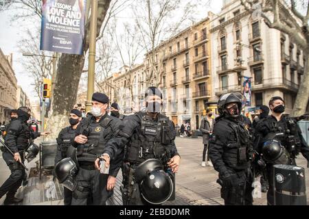 Poliziotti che impediscono ai manifestanti di avvicinarsi alla manifestazione di Jusapol. L'associazione spagnola formata da agenti del corpo di polizia nazionale e della Guardia civile, Jusapol (polizia di giustizia) Ha protestato affermando che il governo ha abbandonato la polizia in Catalogna e chiede al governo di dichiarare la Catalogna come una speciale sicurezza di zona. All'evento ha partecipato Ignacio Garriga, candidato del partito di estrema destra spagnolo Vox per la presidenza della Generalitat di Catalogna. I gruppi antifascisti contro dimostrati sono stati impediti dalla polizia di approac Foto Stock