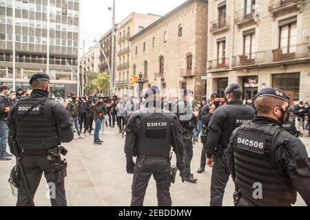 Poliziotti che impediscono ai manifestanti di avvicinarsi alla manifestazione di Jusapol. L'associazione spagnola formata da agenti del corpo di polizia nazionale e della Guardia civile, Jusapol (polizia di giustizia) Ha protestato affermando che il governo ha abbandonato la polizia in Catalogna e chiede al governo di dichiarare la Catalogna come una speciale sicurezza di zona. All'evento ha partecipato Ignacio Garriga, candidato del partito di estrema destra spagnolo Vox per la presidenza della Generalitat di Catalogna. I gruppi antifascisti contro dimostrati sono stati impediti dalla polizia di approac Foto Stock