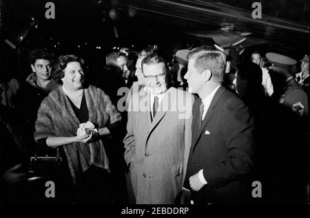 Discorso in un raduno politico a Trenton, New Jersey. Il presidente John F. Kennedy parte da un raduno politico a sostegno del candidato democratico al governatore del New Jersey Richard J. Hughes. (L-R) Helen Stevenson Meyner, Elizabeth Hughes, Governatore del New Jersey Robert B. Meyner (parzialmente nascosto dietro il sig. Hughes), Richard J. Hughes, e il presidente Kennedy. Aeroporto della contea di Mercer, Trenton, New Jersey. Foto Stock