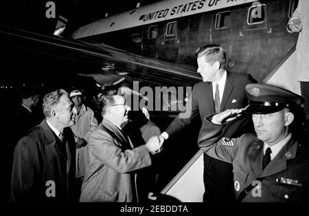 Discorso in un raduno politico a Trenton, New Jersey. Il presidente John F. Kennedy si reca a Air Force uno dopo aver partecipato a un raduno politico a sostegno del candidato democratico per il governatore del New Jersey Richard J. Hughes. (L-R) Governatore del New Jersey Robert B. Meyner, Richard J. Hughes, e il presidente Kennedy. Aeroporto della contea di Mercer, Trenton, New Jersey. Foto Stock