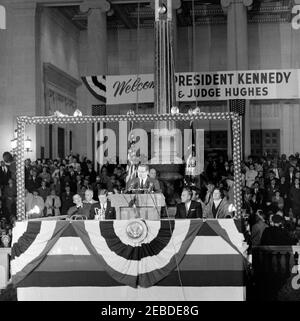 Discorso in un raduno politico a Trenton, New Jersey. Candidato democratico al Governatore del New Jersey Richard J. Hughes (al leggio) fa un discorso ad un raduno politico tenuto al War Memorial Building a Trenton, New Jersey. Seduti sulla piattaforma (L-R): David T. Wilentz, responsabile nazionale democratico del New Jersey; il congressista Frank Thompson Jr.; il presidente John F. Kennedy; Helen Stevenson Meyner; John Bailey, presidente del Comitato nazionale democratico; il governatore del New Jersey Robert B. Meyner; il senatore Harrison A. Williams; l'agente di servizio segreto della Casa Bianca Jerry Behn; Ed Elizabeth Hugh Foto Stock