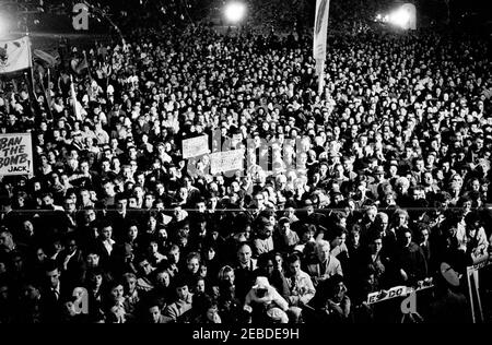 Discorso in un raduno politico a Trenton, New Jersey. La folla in occasione di un raduno politico in cui il presidente John F. Kennedy ha tenuto un discorso a sostegno del candidato democratico al governatore del New Jersey Richard J. Hughes. War Memorial Building, Trenton, New Jersey. Foto Stock