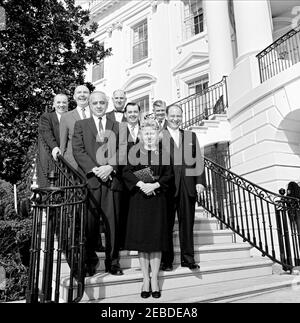 L'assistente presidenziale David F. poteri con i visitatori. Assistente speciale al Presidente Dave Powers con visitatori non identificati. Scale fronte Sud, Casa Bianca, Washington, D.C. Foto Stock