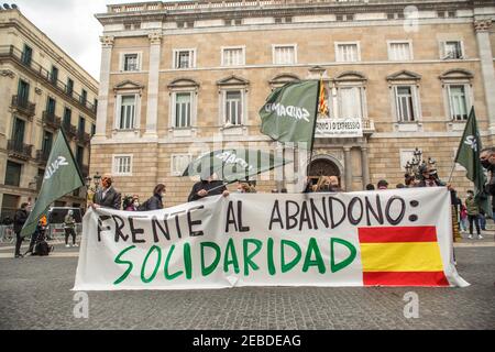 I manifestanti hanno un banner che recita, di fronte all'abbandono: Solidarietà, durante la manifestazione della polizia. L'associazione spagnola formata da agenti del corpo di polizia nazionale e della Guardia civile, Jusapol (polizia di giustizia) ha protestato affermando che il governo ha abbandonato la polizia in Catalogna e chiedono al governo di dichiarare la Catalogna come una speciale sicurezza di area. All'evento ha partecipato Ignacio Garriga, candidato del partito di estrema destra spagnolo Vox per la presidenza della Generalitat di Catalogna. I gruppi antifascisti che hanno dimostrato contro sono stati impediti da Th Foto Stock