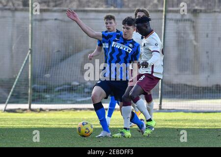 Milano, Italia. 11 febbraio 2021. Cesare Casadei (8) di Inter U-19 visto durante la partita campione Primavera 1 tra Inter e Roma al Centro di sviluppo Giovanile Suning di Milano. (Foto: Gonzales Photo – Tommaso Fimiano). Foto Stock