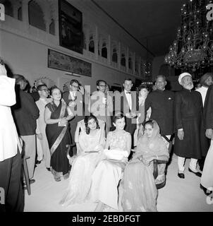 First Lady Jacqueline Kennedyu2019s (JBK) viaggio in India e Pakistan: Udaipur, Rajasthan, India, accoglienza al Fateh Prakash Palace. La principessa Lee Radziwill della Polonia (seduta al centro), sorella della First Lady Jacqueline Kennedy, frequenta un ricevimento al Fateh Prakash Palace a Udaipur, Rajasthan, India. Tutti gli altri non sono identificati. Foto Stock