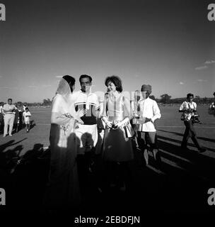 First Lady Jacqueline Kennedyu2019s (JBK) viaggio in India e Pakistan: Jaipur, Rajasthan, India, polo match. Prima Lady Jacqueline Kennedy (centro) visite con il Maharaja di Jaipur, Sawai Man Singh II, e sua moglie il Maharani di Jaipur e membro del Parlamento indiano, Gayatri Devi, a seguito di una partita di polo a Jaipur, Rajasthan, India. Foto Stock