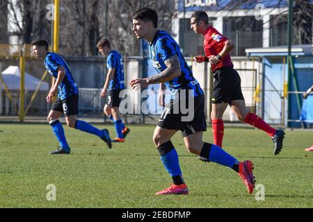 Milano, Italia. 11 febbraio 2021. Martín Satriano (11) di Inter U-19 visto durante la partita campione Primavera 1 tra Inter e Roma al Centro di sviluppo Giovanile del Sole di Milano. (Foto: Gonzales Photo – Tommaso Fimiano). Foto Stock