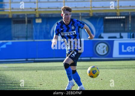 Milano, Italia. 11 febbraio 2021. TIBO Persyn (2) di Inter U-19 visto durante la partita campione Primavera 1 tra Inter e Roma al Suning Youth Development Centre di Milano. (Foto: Gonzales Photo – Tommaso Fimiano). Foto Stock