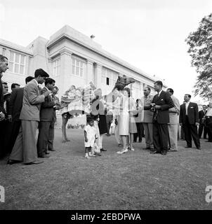 Prima Lady Jacqueline Kennedyu2019s (JBK) viaggio in India e Pakistan: Karachi, Sindh, Pakistan, giro in cammello e visita con il camel driver Bashir Ahmad e la famiglia. Prima Signora Jacqueline Kennedy e sua sorella, la Principessa Lee Radziwill di Polonia, visita con il camel driver Bashir Ahmad e la sua famiglia alla residenza del presidente Mohammad Ayub Khan a Karachi, Sindh, Pakistan. Foto Stock