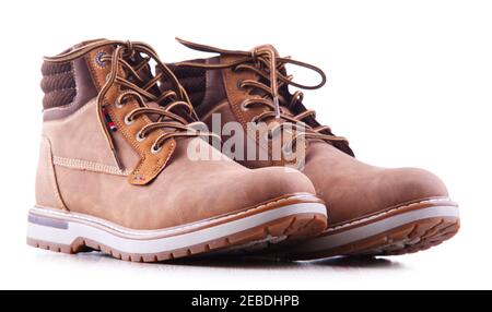 Un paio di scarpe invernali marroni da uomo isolate sfondo bianco Foto  stock - Alamy