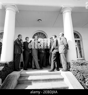 Visita del Panel sul ritardo mentale, 12:00 PM. Il presidente John F. Kennedy incontra i membri del gruppo di esperti del Presidente sul ritardo mentale del 2019. La fotografia include il Dr. Robert E. Cooke (a destra della colonna di sinistra); Abraham Ribicoff, Segretario di Salute, Educazione, e Welfare (terzo da sinistra); Eunice Shriver (sul retro, di fronte alla porta principale); il Presidente Kennedy (terzo da destra); il Dr. Leonard Mayo; il Dr. Lloyd M. Dunn; altri non identificati. Rose Garden, Casa Bianca, Washington, D.C. Foto Stock