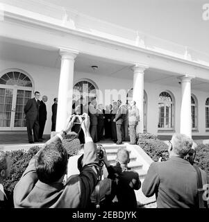 Visita del Panel sul ritardo mentale, 12:00 PM. Il presidente John F. Kennedy incontra i membri del gruppo di esperti del Presidente sul ritardo mentale del 2019. La fotografia include il Dr. Robert E. Cooke (a destra della colonna di sinistra); Abraham Ribicoff, Segretario di Salute, Educazione, e Welfare (secondo da destra del Dr. Cooke); Eunice Shriver (parzialmente nascosto, dietro il Segretario Ribicoff; Presidente Kennedy (quarto da destra); Dr. Leonard Mayo; Dr. Lloyd M. Dunn; altri non identificati. Rose Garden, Casa Bianca, Washington, D.C. Foto Stock