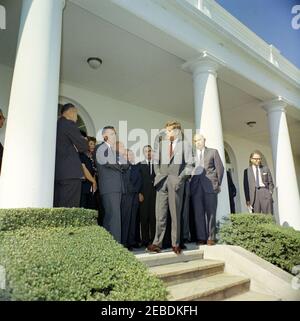 Visita del Panel sul ritardo mentale, 12:00 PM. Il presidente John F. Kennedy incontra i membri del gruppo di esperti del Presidente sul ritardo mentale del 2019. La fotografia include il Dr. Robert E. Cooke (all'estrema sinistra); Abraham Ribicoff, Segretario di Salute, Educazione e benessere (terzo da sinistra); Eunice Shriver (sul retro, dietro il Segretario Ribicoff); Presidente Kennedy (davanti, centro); Vice Consiglio Speciale al Presidente Myer u201cMikeu201d Feldman (all'estrema destra); Dr. Leonard Mayo; Dr. Lloyd; altri non identificati. Rose Garden, Casa Bianca, Washington, D.C. Foto Stock