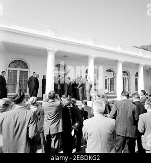 Visita del Panel sul ritardo mentale, 12:00 PM. Il presidente John F. Kennedy incontra i membri del gruppo di esperti del Presidente sul ritardo mentale del 2019. La fotografia include il Dott. Robert E. Cooke (a destra della colonna di sinistra); Abraham Ribicoff, Segretario di Salute, Educazione e Welfare (secondo da destra del Dott. Cooke); Eunice Shriver (dietro il Segretario Ribicoff; il Presidente Kennedy (quarto da destra); il Dott. Leonard Mayo; il Dott. Lloyd M. Dunn; altri non identificati. Rose Garden, Casa Bianca, Washington, D.C. Foto Stock