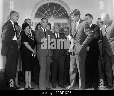 Visita del Panel sul ritardo mentale, 12:00 PM. Il presidente John F. Kennedy incontra i membri del gruppo di esperti del Presidente sul ritardo mentale del 2019. La fotografia include il Dr. Robert E. Cooke (all'estrema sinistra); Abraham Ribicoff, Segretario della Sanità, dell'Educazione e del benessere (terzo da sinistra); Eunice Shriver (a destra del Segretario Ribicoff); Direttore del Dipartimento di Educazione Speciale dell'Arcidiocesi di St. Louis, il reverendo Monsignor Elmer H. Behrmann (background centrale, per lo più nascosto); Presidente Kennedy; Irene Wright; Dr. Leonard Mayo; Dr. Lloyd M. Dunn; altri non identificati. Rose Garden, bianco Foto Stock