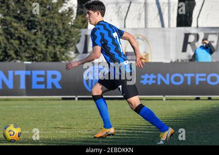 Milano, Italia. 11 febbraio 2021. Niccolò Squizzato (7) di Inter U-19 visto durante la partita campione Primavera 1 tra Inter e Roma al Centro di sviluppo Giovanile del Sole di Milano. (Foto: Gonzales Photo – Tommaso Fimiano). Foto Stock