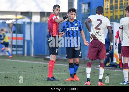 Milano, Italia. 11 febbraio 2021. Arbitro Michele di Cairano visto durante la partita Campionato Primavera 1 tra Inter e Roma al campo Comunale Ernesto Breda di Milano. (Foto: Gonzales Photo – Tommaso Fimiano). Foto Stock