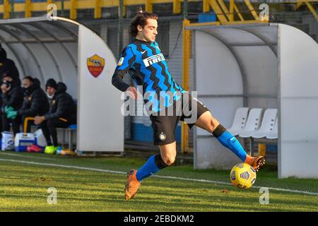 Milano, Italia. 11 febbraio 2021. Gaetano Oristanio (10) di Inter U-19 visto durante la partita campione Primavera 1 tra Inter e Roma al Centro di sviluppo Giovanile Suning di Milano. (Foto: Gonzales Photo – Tommaso Fimiano). Foto Stock