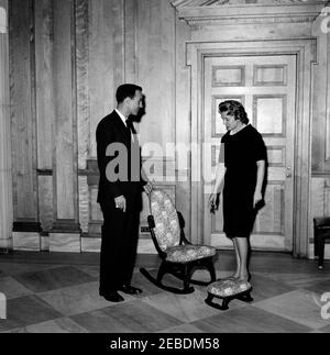 Sedia a dondolo donata alla Casa Bianca. Sedia a dondolo con poggiapiedi donata alla Casa Bianca da Memphis, Tennessee, Camera di Commercio Junior. Due membri dello staff della Casa Bianca non identificati. La lobby dell'Ala Est, la Casa Bianca, Washington, D.C. Foto Stock