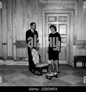 Sedia a dondolo donata alla Casa Bianca. Sedia a dondolo con poggiapiedi donata alla Casa Bianca da Memphis, Tennessee, Camera di Commercio Junior. Due membri dello staff della Casa Bianca non identificati. La lobby dell'Ala Est, la Casa Bianca, Washington, D.C. Foto Stock