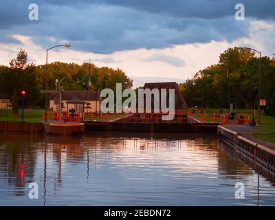 Blocco 19 al tramonto sul canale Erie vicino a Utica, New York Foto Stock