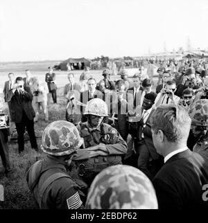 Viaggio nella Carolina del Nord: Visita a Fort Bragg, Carolina del Nord. Il presidente John F. Kennedy visita la 82° divisione Airborne a Fort Bragg, North Carolina. Presidente Kennedy; giornalisti, fotografi e paracadutisti non identificati. Base aerea di Papa, Fort Bragg, Carolina del Nord. Foto Stock