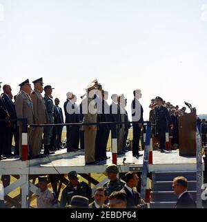 Viaggio nella Carolina del Nord: Visita a Fort Bragg, Carolina del Nord. Il presidente John F. Kennedy visita la 82° divisione Airborne a Fort Bragg, North Carolina. Military Aide al Presidente Generale Chester V. Clifton (fronte, vicino al Presidente Kennedy); al Presidente Kennedy (fronte e centro); al Segretario della Difesa Robert McNamara (dietro il Presidente Kennedy, terzo da destra); White House Secret Service Agent, Bob Lilley (in primo piano, braccia incrociate), Gerald A. u0022Jerryu0022 Behn (primo piano al centro, sul bordo dell'immagine), e Floyd noing (primo piano a destra); altri non identificati. Base aerea di Papa, Fort Foto Stock