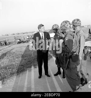 Viaggio nella Carolina del Nord: Visita a Fort Bragg, Carolina del Nord. Il presidente John F. Kennedy visita la 82° divisione Airborne a Fort Bragg, North Carolina. Presidente Kennedy; tre paracadutisti non identificati. Base aerea di Papa, Fort Bragg, Carolina del Nord. Foto Stock