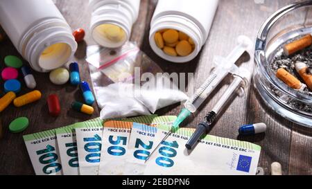 Sostanze addictive, comprese le sigarette e le droghe. Foto Stock