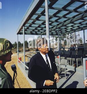 Viaggio nella Carolina del Nord: Visita a Fort Bragg, Carolina del Nord. Il presidente John F. Kennedy visita la 82° divisione Airborne alla base dell'aeronautica di Papa, Fort Bragg, Carolina del Nord. Foto Stock