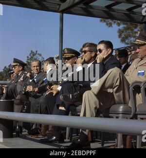 Viaggio nella Carolina del Nord: Visita a Fort Bragg, Carolina del Nord. Il presidente John F. Kennedy visita la 82° divisione Airborne a Fort Bragg, North Carolina. (L u2013 R): Air Force Aide al presidente Brigadier General Godfrey T. McHugh; uomo non identificato (per lo più nascosto); Presidente dei capi di stato maggiore Generale Lyman Lemnitzer; Vice Segretario della Difesa Roswell Gilpatric; Segretario della Difesa Robert McNamara; Generale George H. Decker, Capo di Stato maggiore dell'Esercito degli Stati Uniti; Presidente Kennedy (indossando occhiali da sole); Elvis Jacob Stahr, Jr., Segretario dell'esercito; Segretario della Marina, John Connally Foto Stock